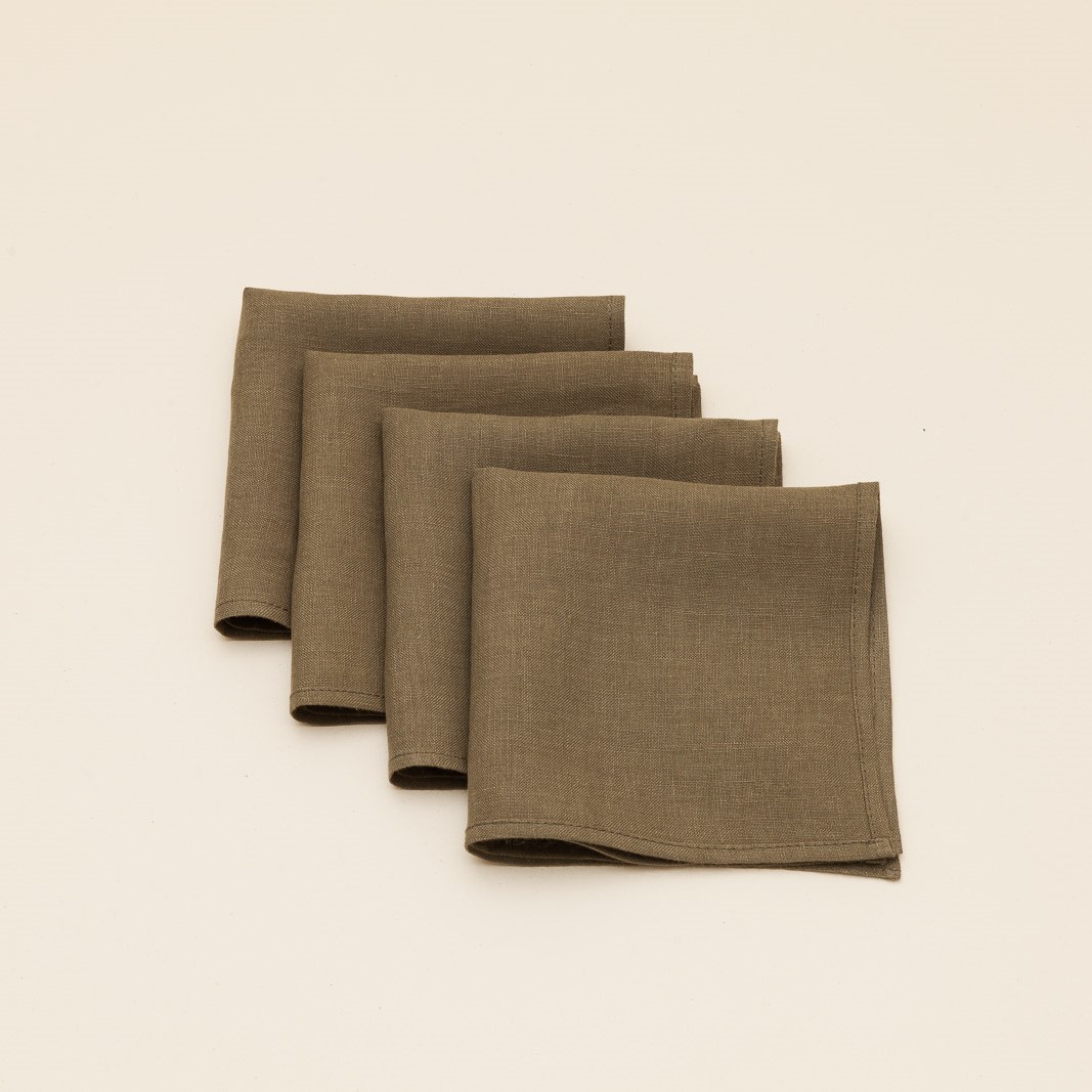 quatre serviettes de table lin kaki. Fabriquées en France
