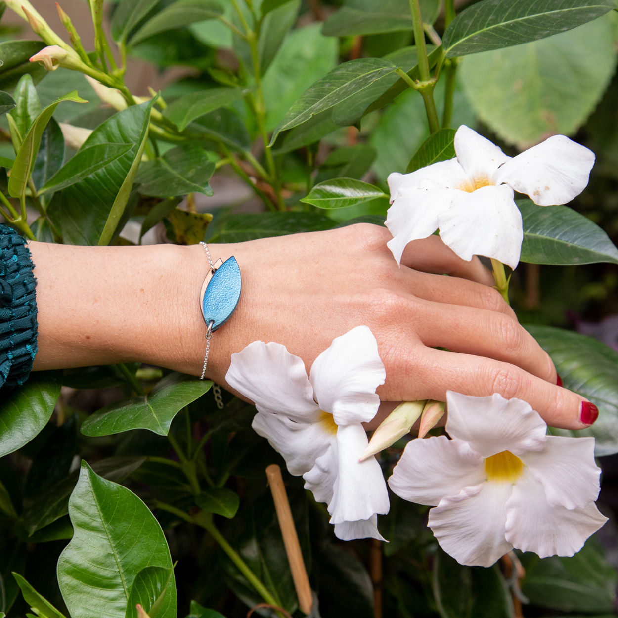 Bracelet en bois et cuir MINI PÉTALE bleu pétrole 5