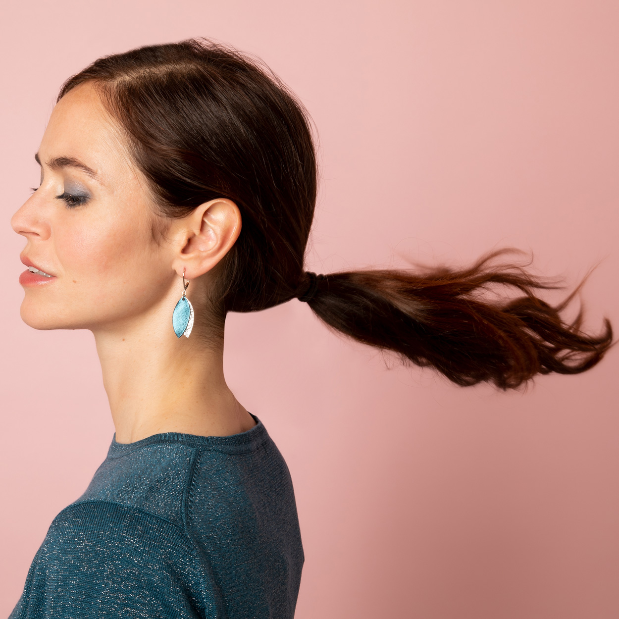 Boucles d'oreilles en cuir MINI-PETALE bleu pétrole 4