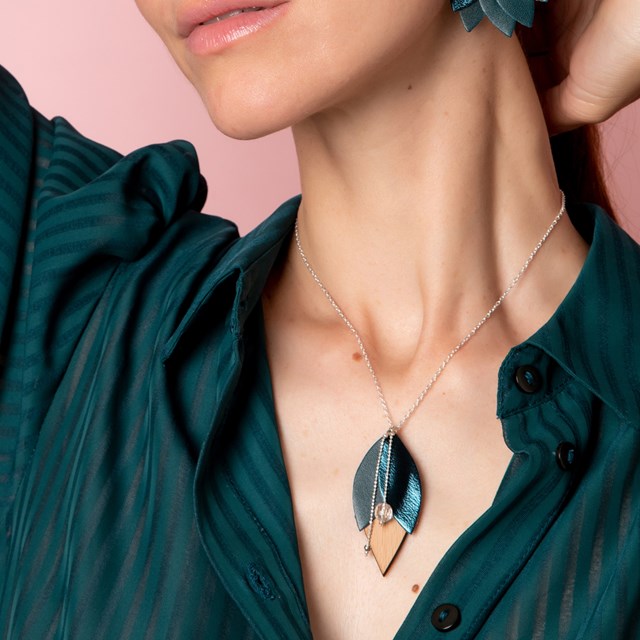 Collier en cuir et bois TULIPE bleu pétrole 3
