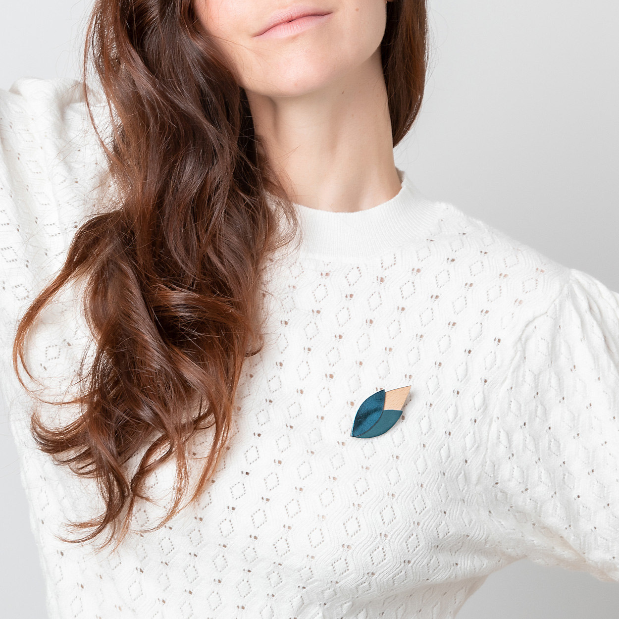 Broche en cuir et bois TULIPE bleu pétrole 2