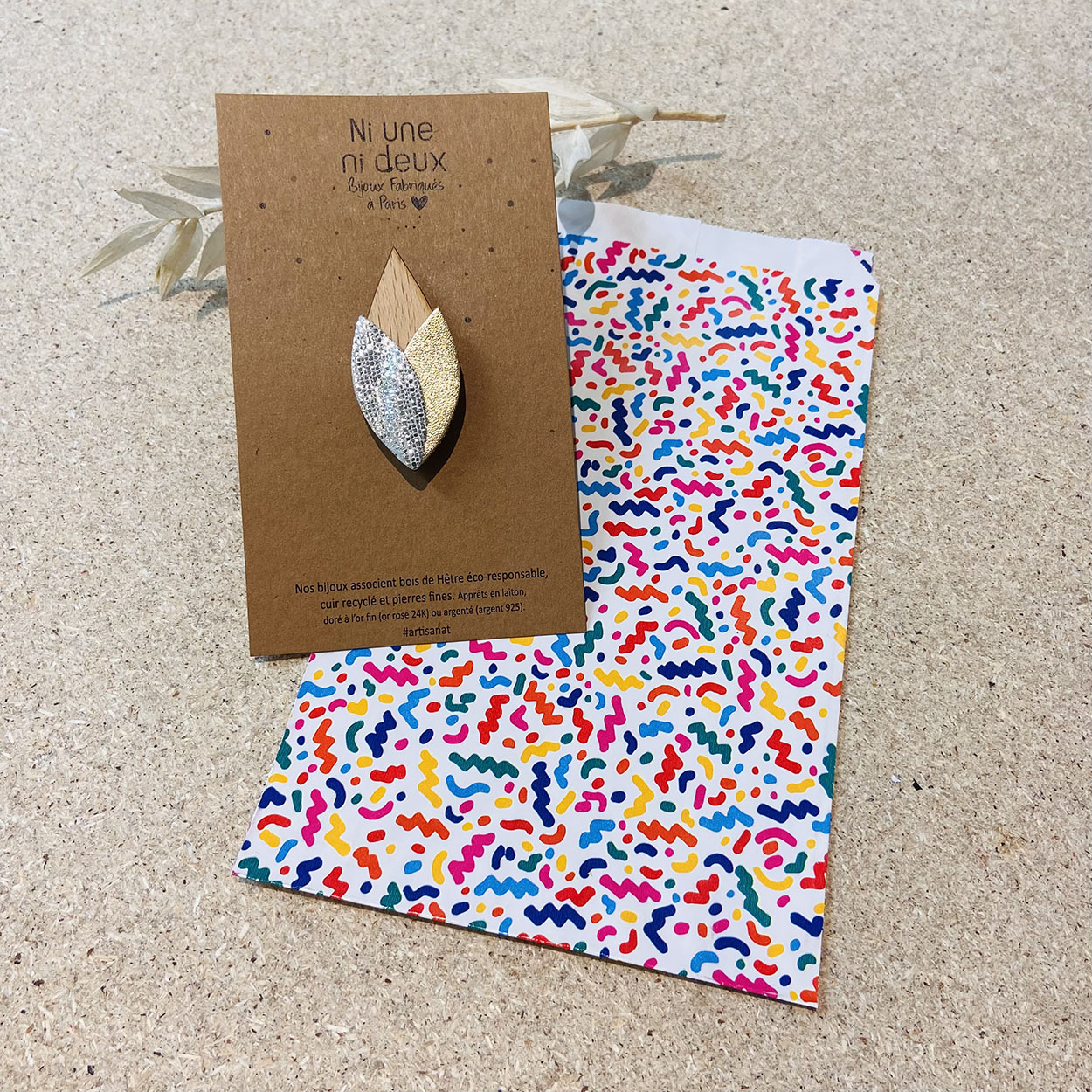 Broche en cuir et bois TULIPE rouge 3