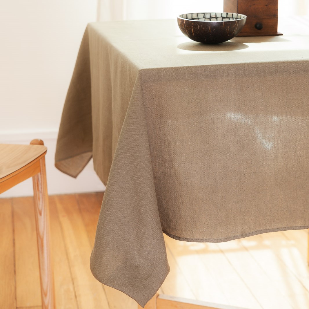 tombé de la nappe en lin kaki, fluide et épaisse
