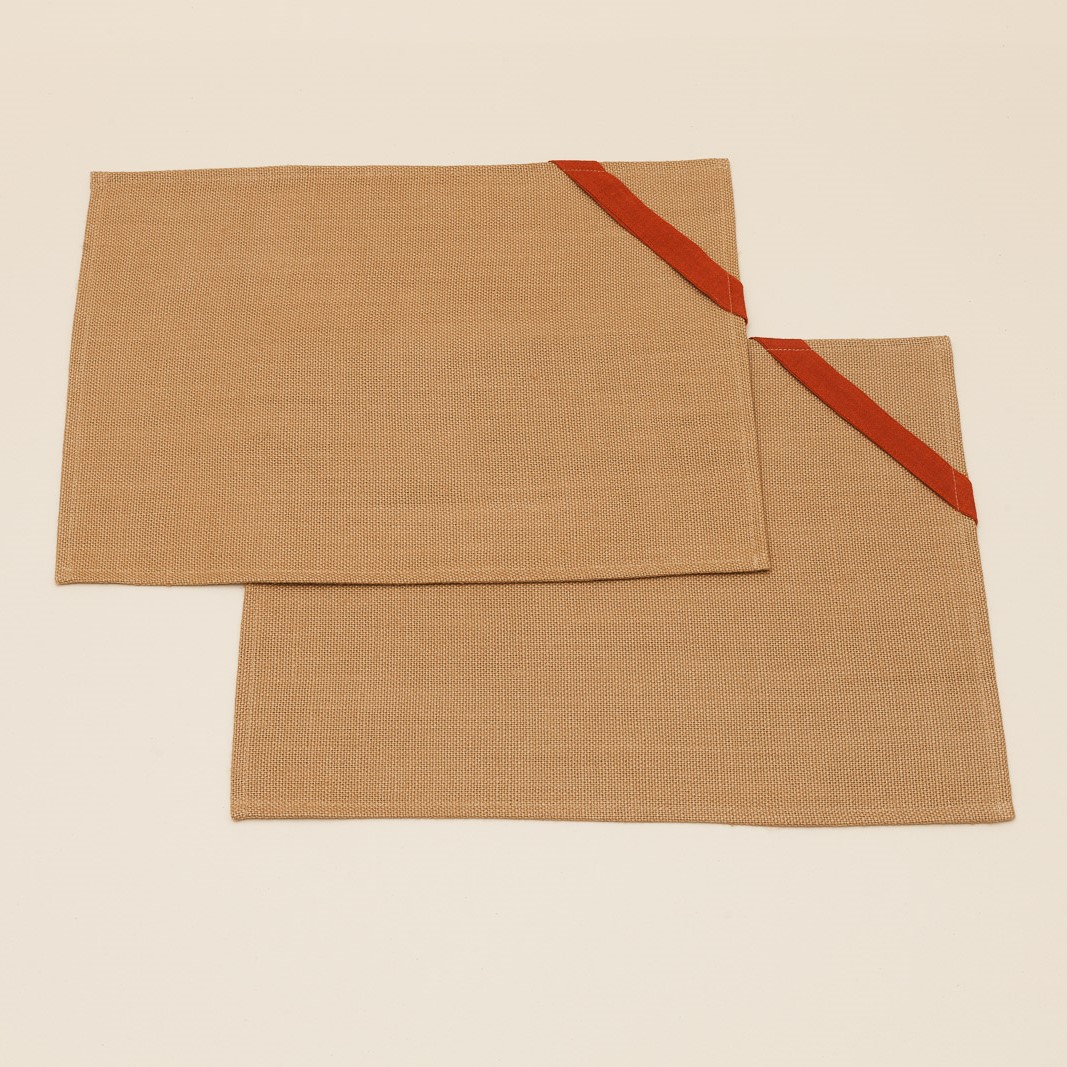 deux sets de table en lin beiges et rouges brique fabriqués en France