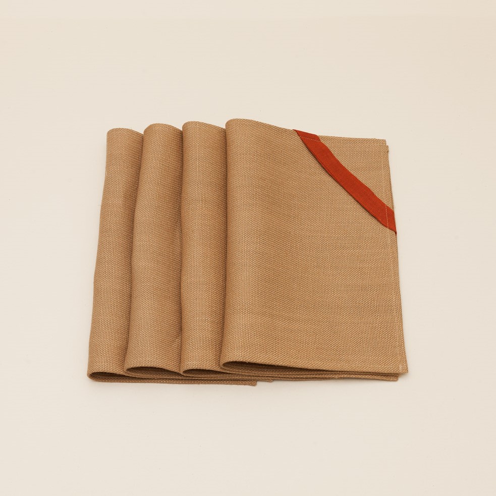 quatre sets de table en lin beiges et rouges brique fabriqués en France