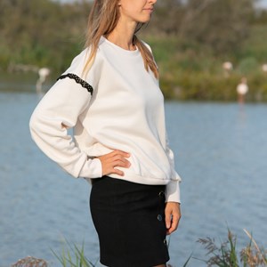 Sweat écru en coton biologique certifié GOTS - broderie noire - Camélia