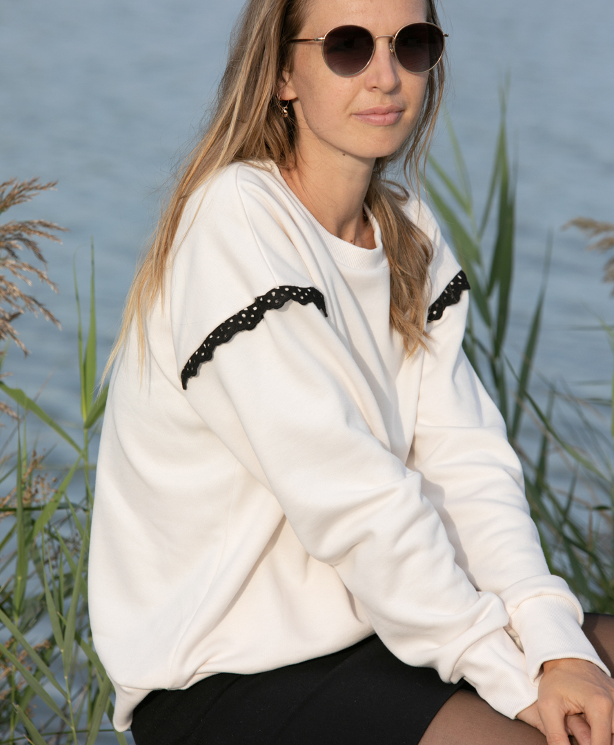 Sweat écru en coton biologique certifié GOTS - broderie anglaise noire