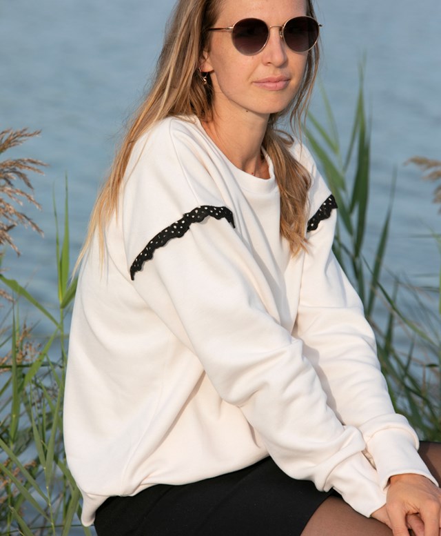 Sweat écru en coton biologique certifié GOTS - broderie anglaise noire
