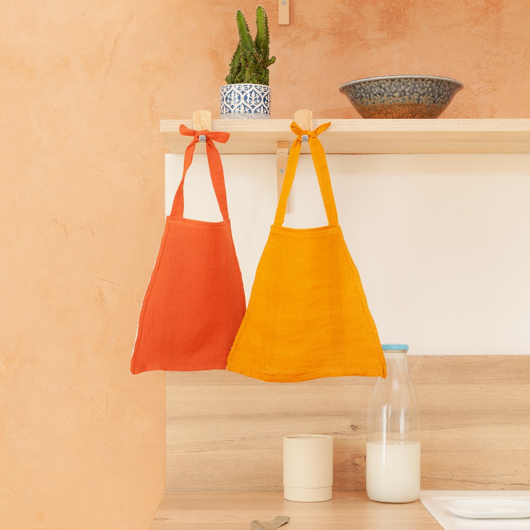 deux essuie-tout réutilisables ocre face lin 100% naturel Son noeud permet de l'accrocher facilement