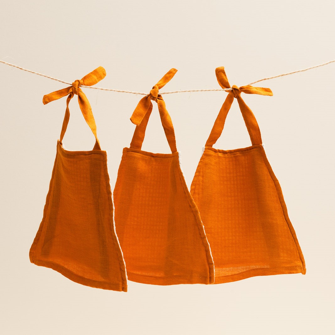 trois essuie-tout réutilisables ocre face lin 100% naturel. Très pratique avec sa forme trapèze