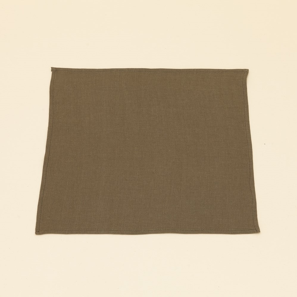 une serviette en lin kaki
