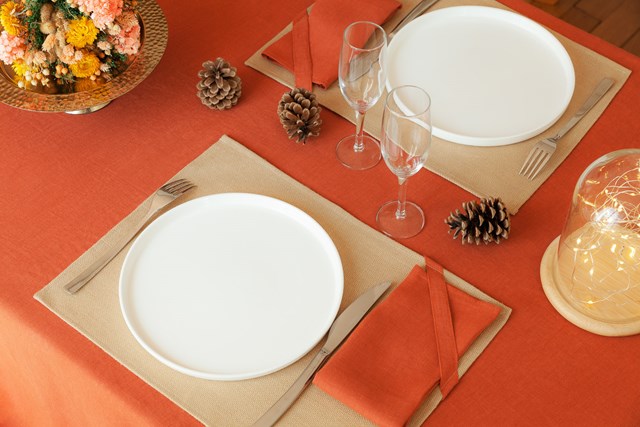 deux sets de table en lin beiges et rouges brique fabriqués en France