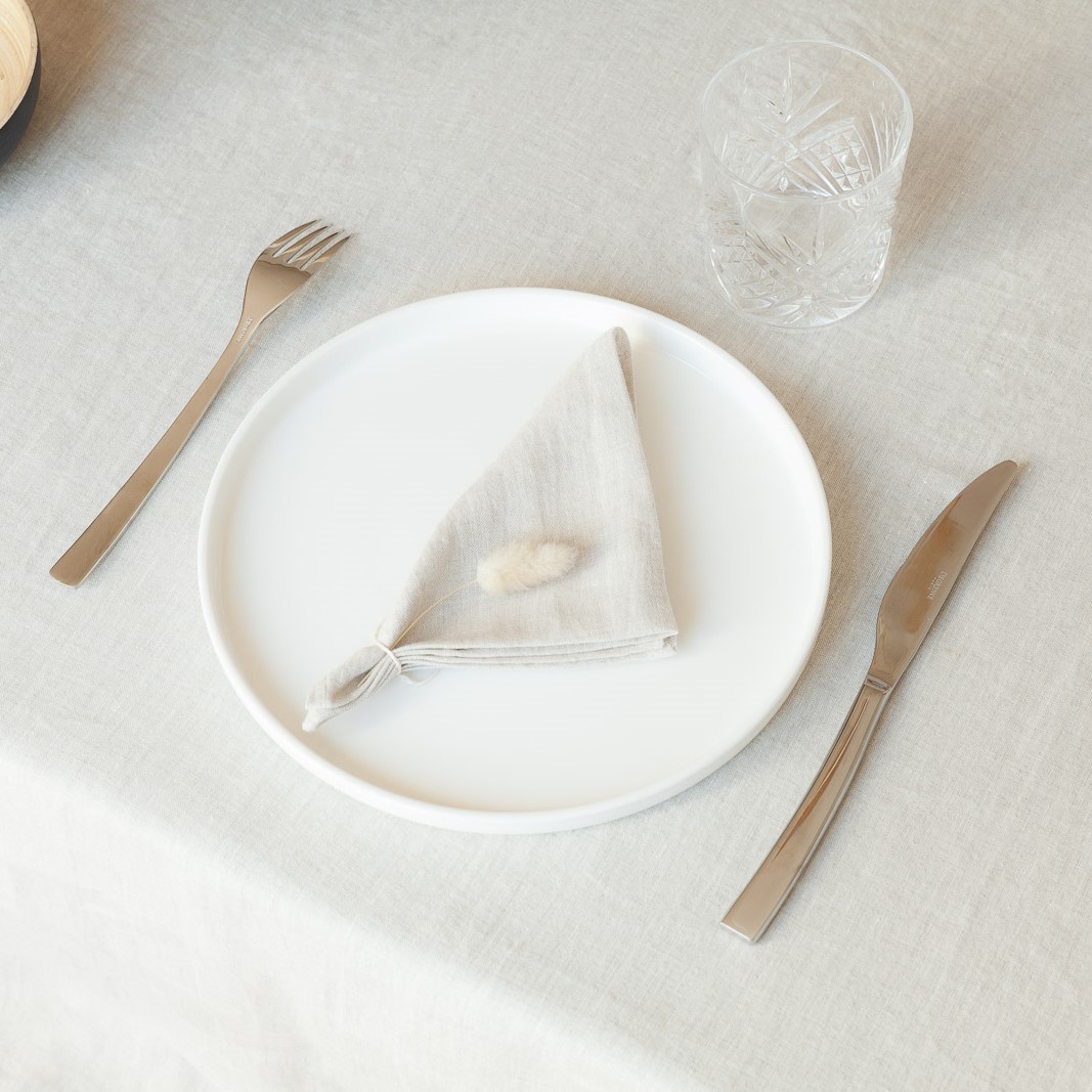 exemple de dressage de la nappe en lin écrue avec une serviette écrue
