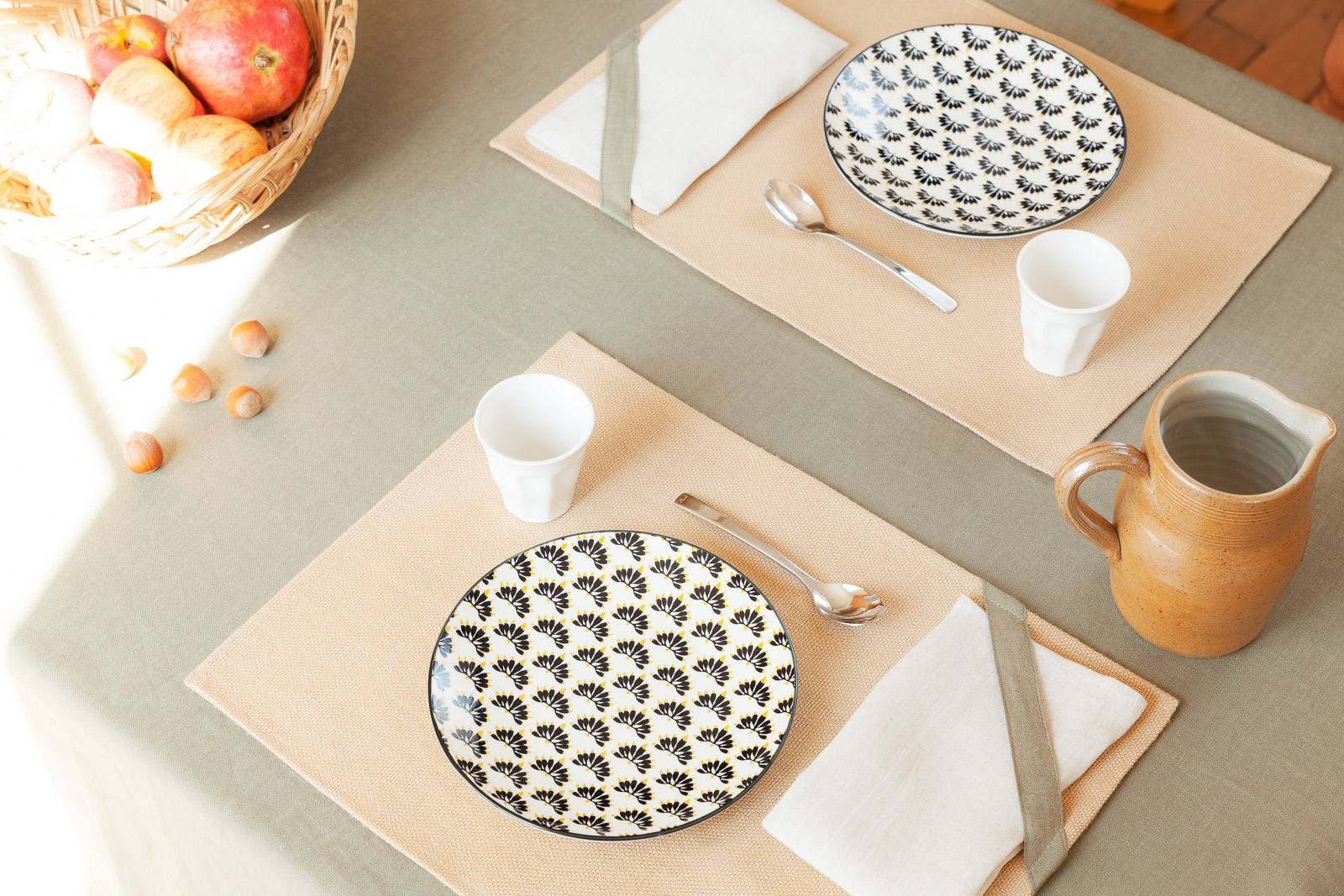 Dressage des serviettes en lin écrues avec nappe et sets de table kaki