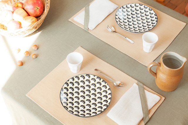 Dressage des serviettes en lin écrues avec nappe et sets de table kaki
