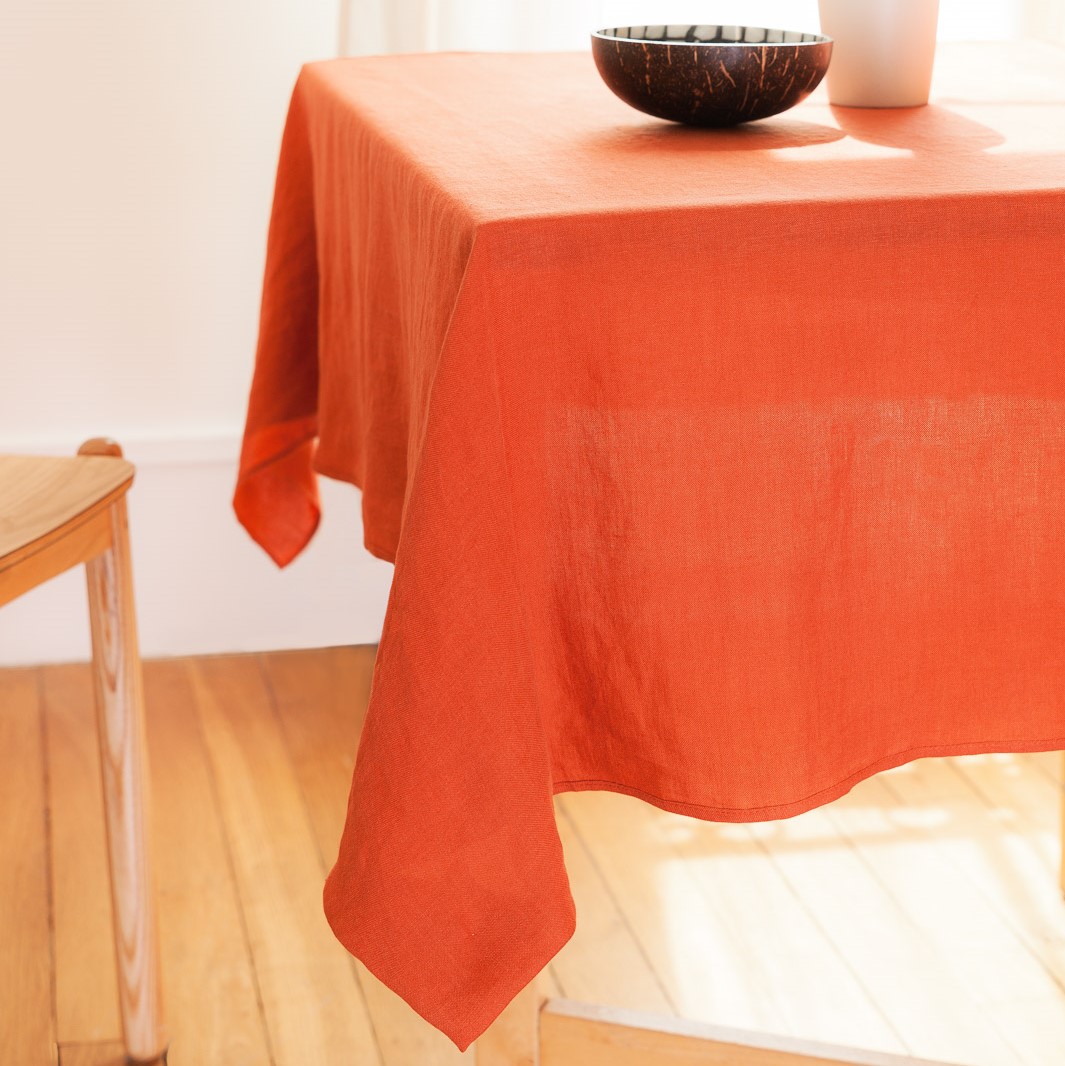 tombé de la nappe en lin rouge brique, épaisse et fluide