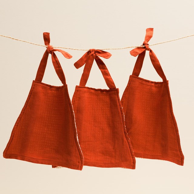 trois essuie-tout réutilisables rouges face lin 100% naturel. Très pratique avec sa forme trapèze