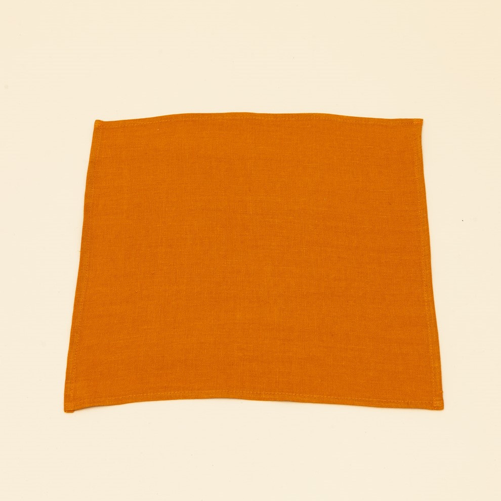 une serviette en lin ocre