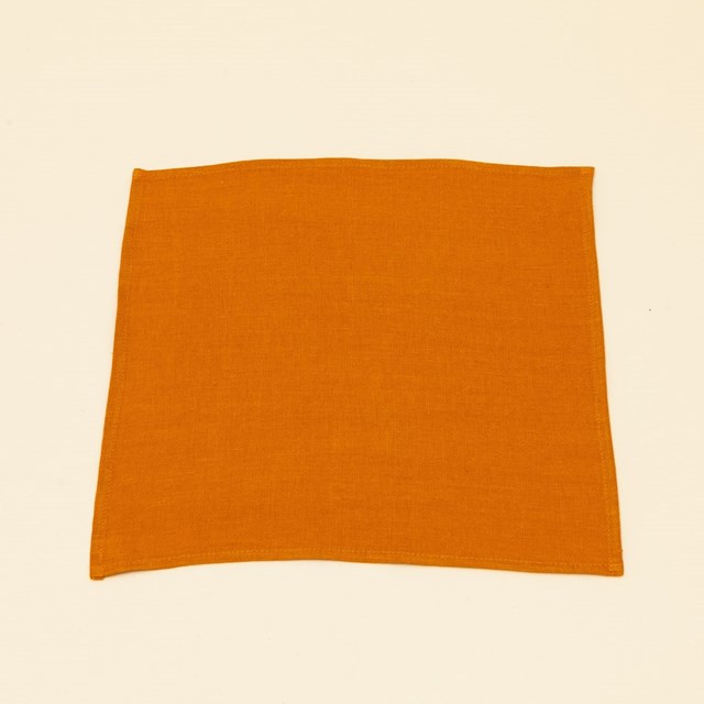 une serviette en lin ocre