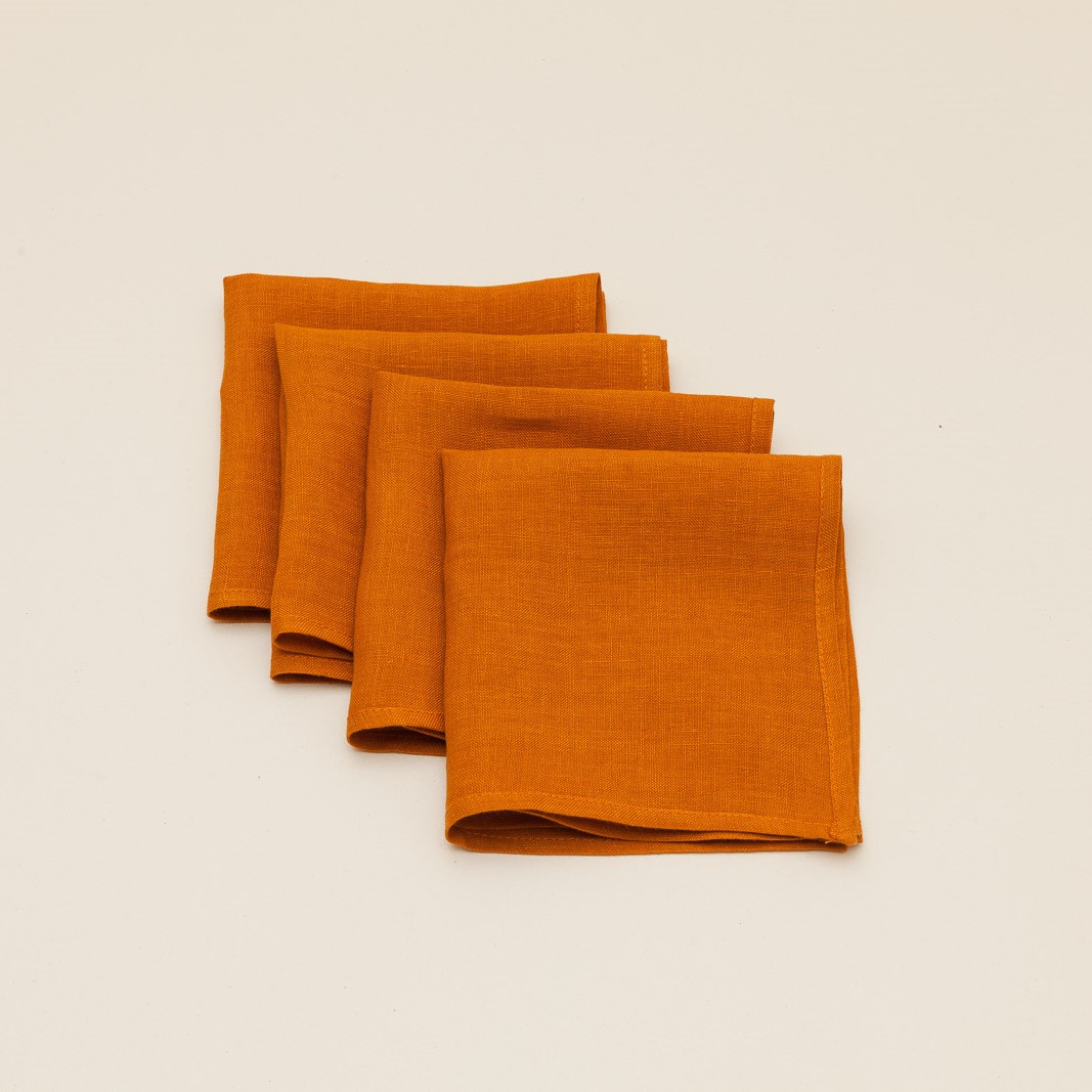 quatre serviettes ocre en lin fabriquées en France