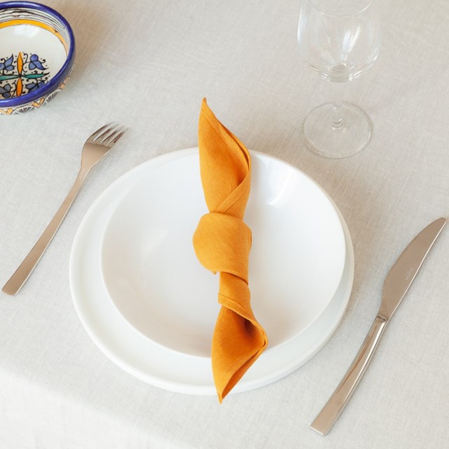 exemple de dressage avec une nappe en lin écrue et une serviette ocre