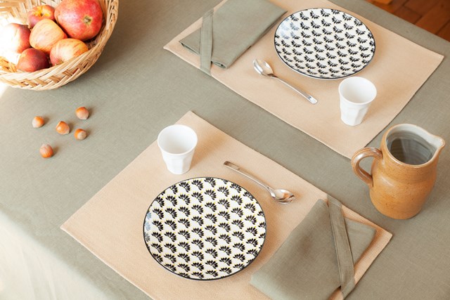 dressage du linge de table en lin kaki : une nappe, deux sets de table et deux serviettes