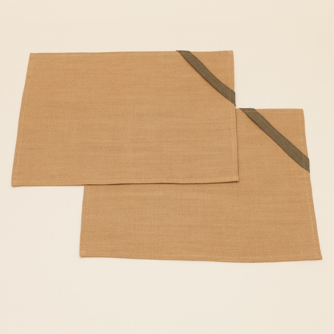deux sets de table en lin beiges et kaki fabriqués en France