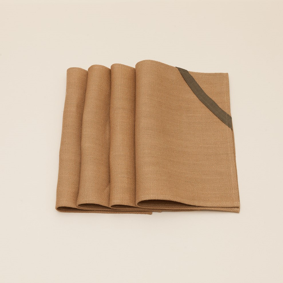 quatre sets de table en lin beiges et kaki fabriqués en France