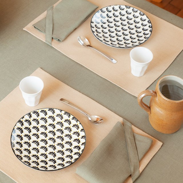 dressage du linge de table en lin kaki : une nappe, deux sets de table et deux serviettes