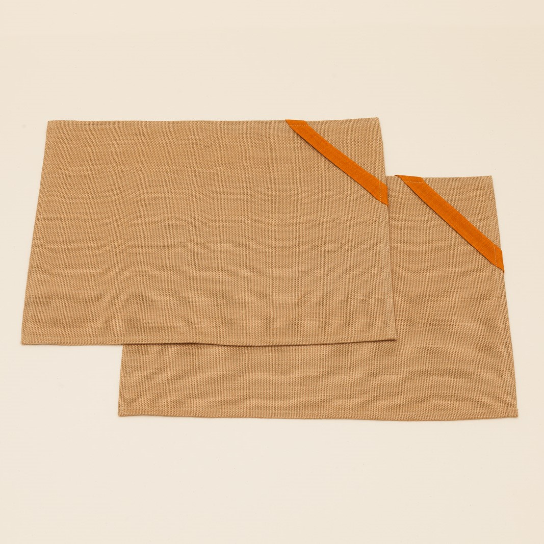 deux sets de table en lin beiges et ocre fabriqués en France
