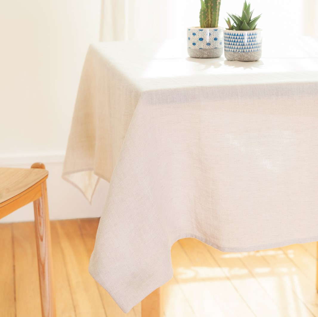 Tombé de la nappe en lin écrue, fluide et épaisse