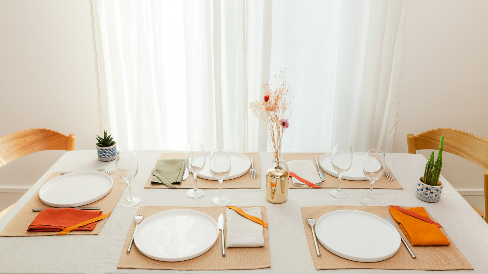 Tombé de la nappe en lin écrue, fluide et épaisse