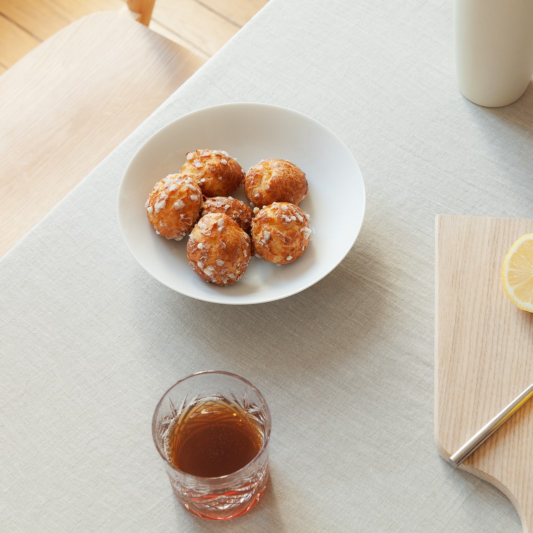 dressage de la nappe en lin écrue