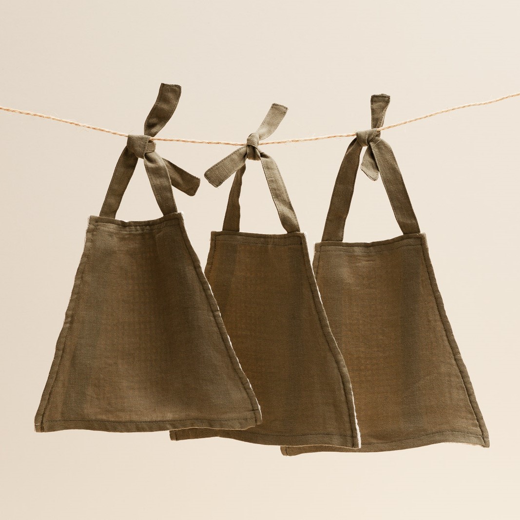 trois essuie-tout réutilisables kaki face lin 100% naturel. Très pratique avec sa forme trapèze