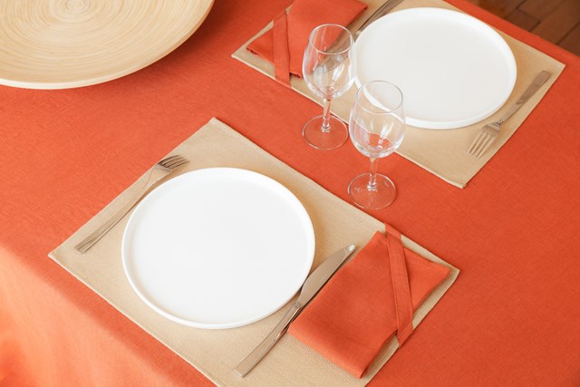 Dressage du linge de table en lin rouge : une nappe deux sets de table et deux serviettes