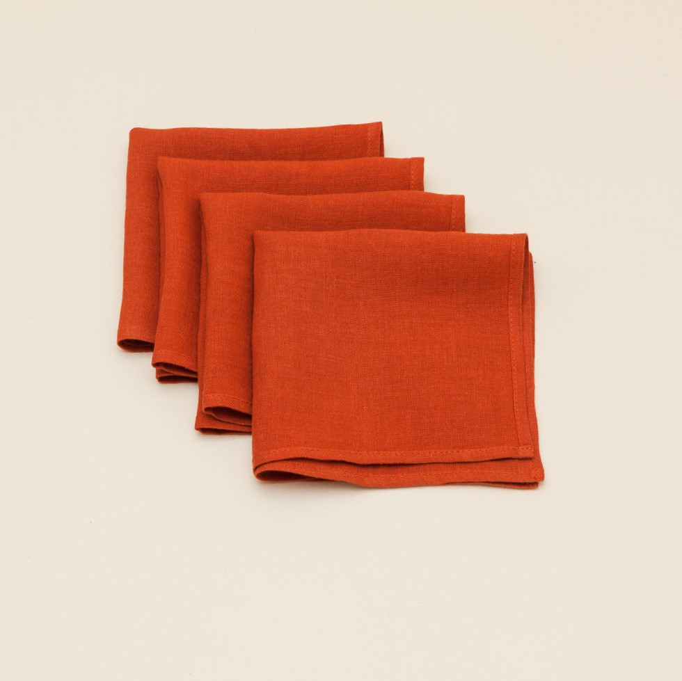 quatre serviettes rouges brique en lin fabriquées en France