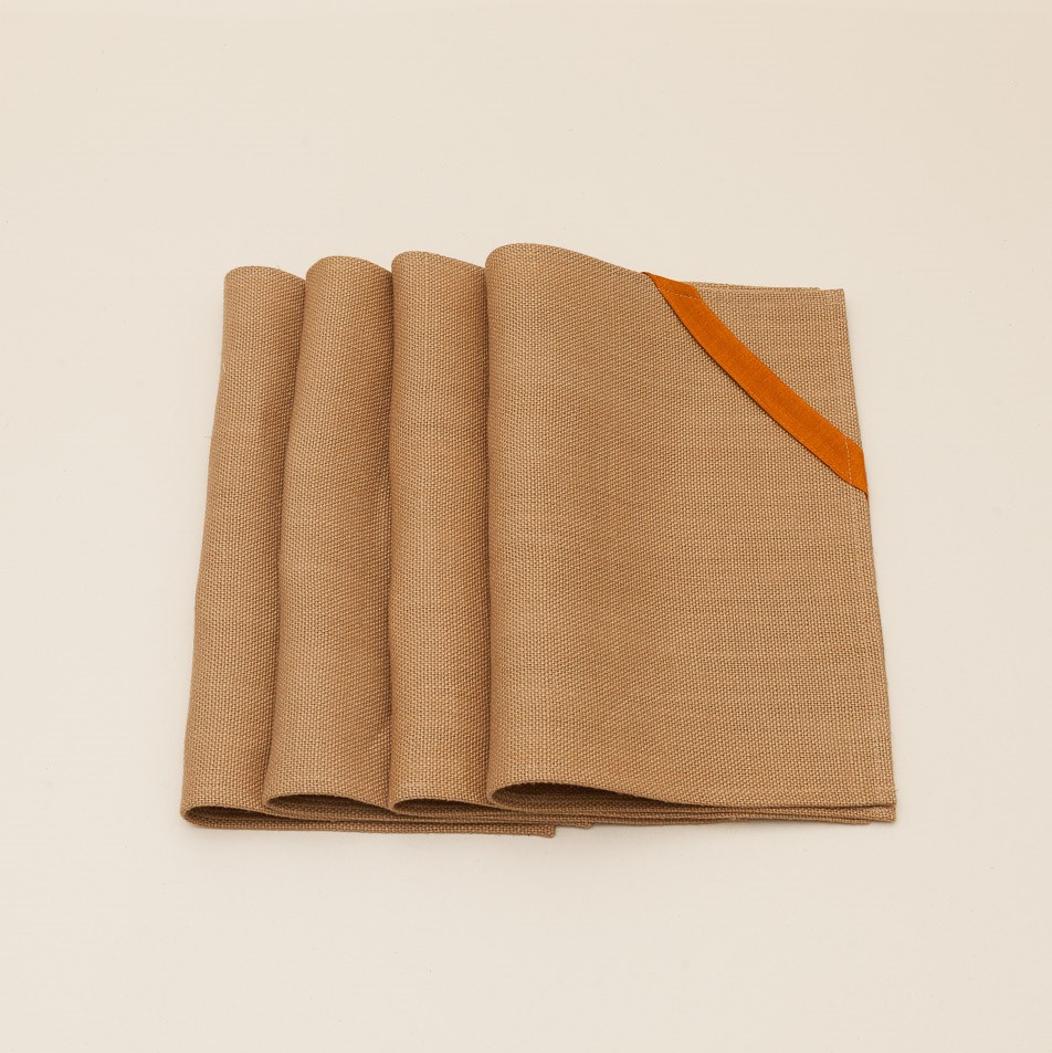 quatre sets de table en lin beiges et ocre