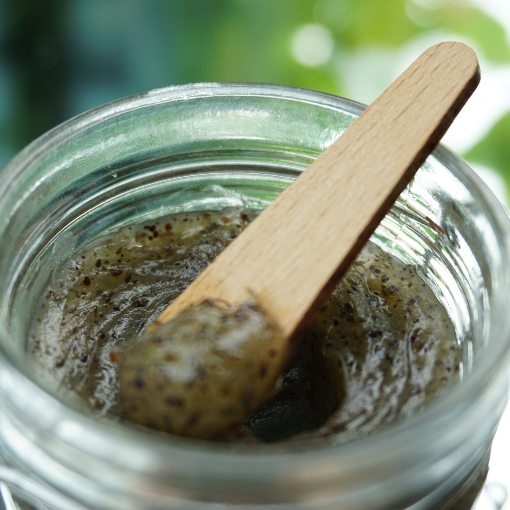 texture du gommage visage à l'aloe vera et sa spatule en bois pour une meilleure application