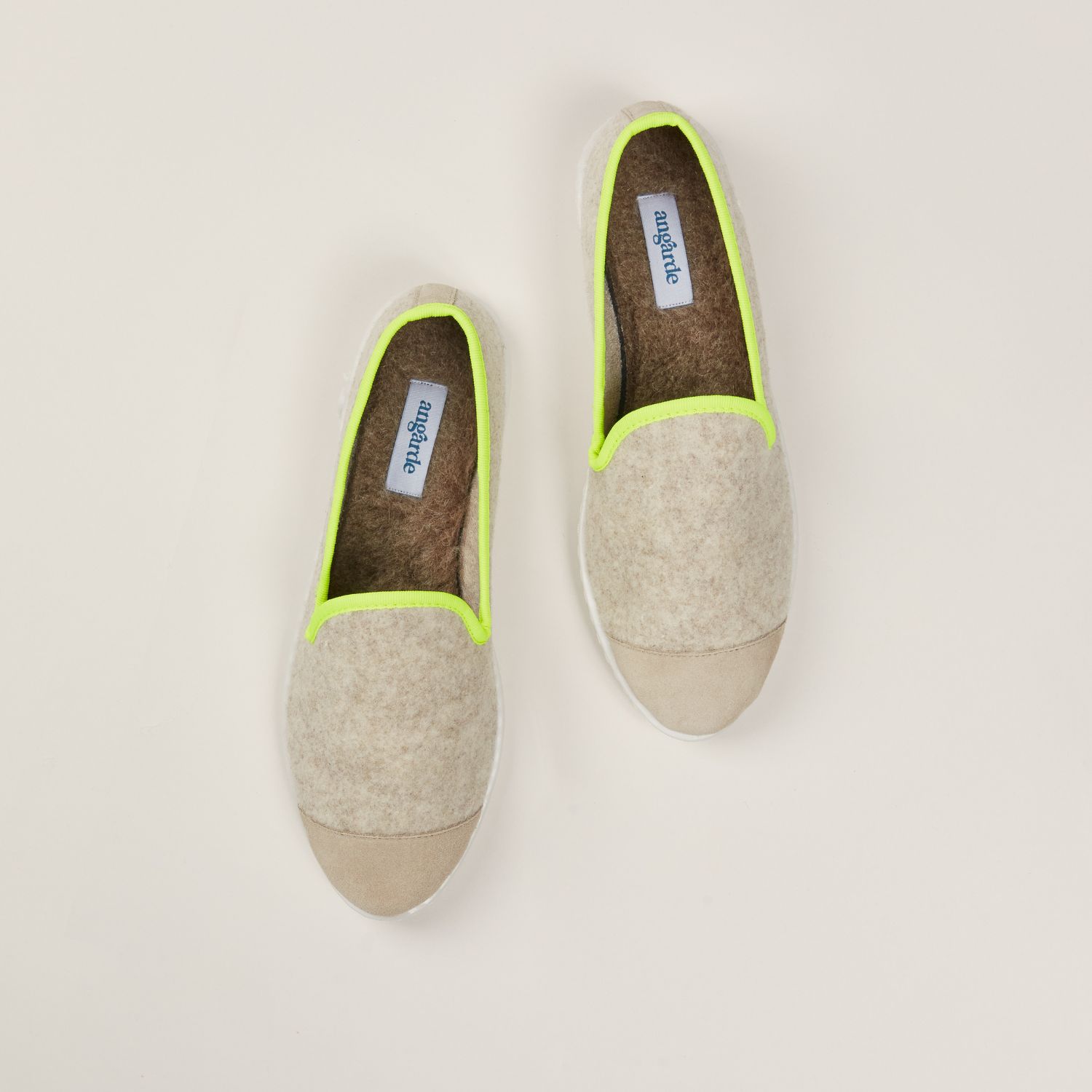 chausson femme en laine recyclée Beige Fluo Jaune packshot vue portée dessus