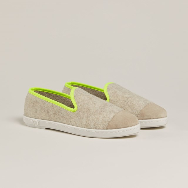chausson femme en laine recyclée Beige Fluo Jaune packshot vue portée devant
