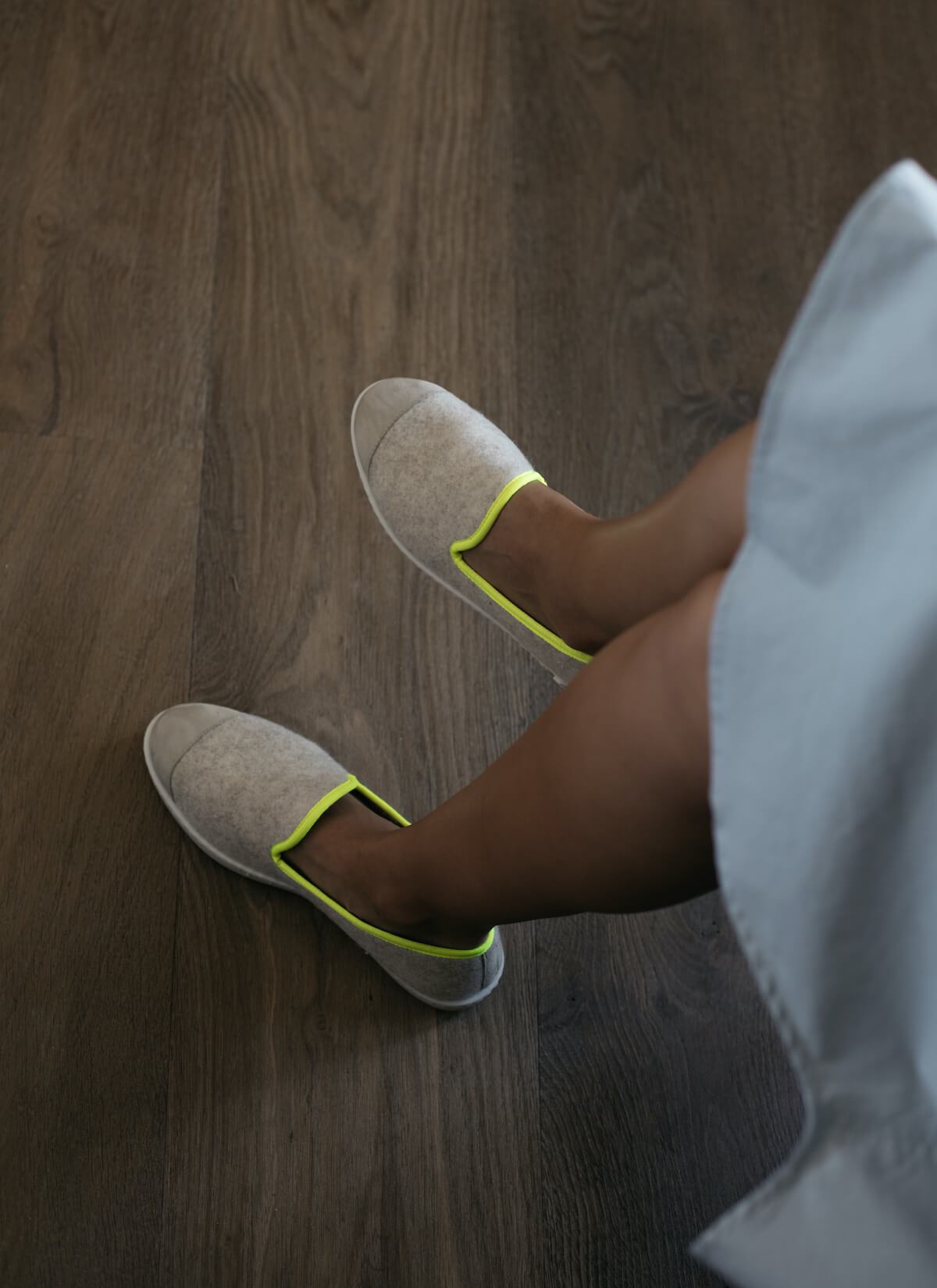 chausson femme en laine recyclée Beige Fluo Jaune vue portée de dessus