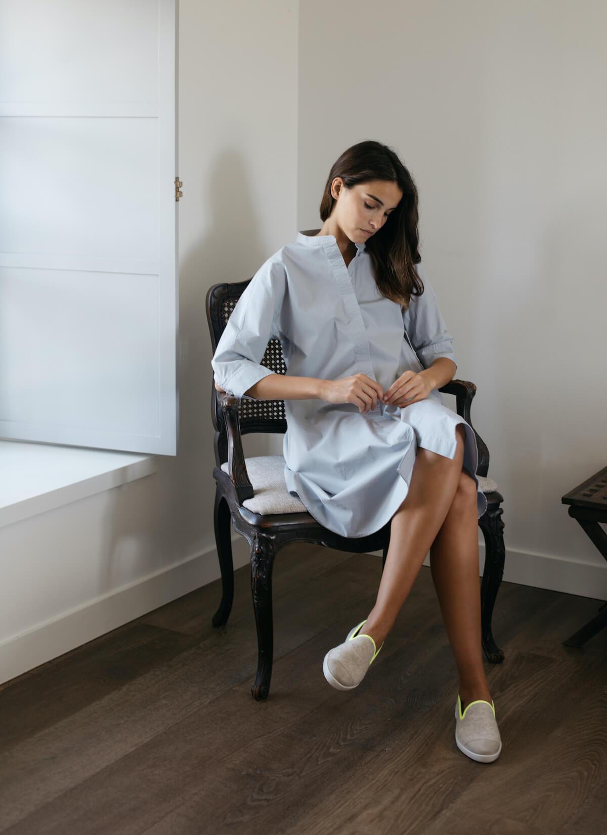 chausson femme en laine recyclée Beige Fluo Jaune vue portée jambes croisées