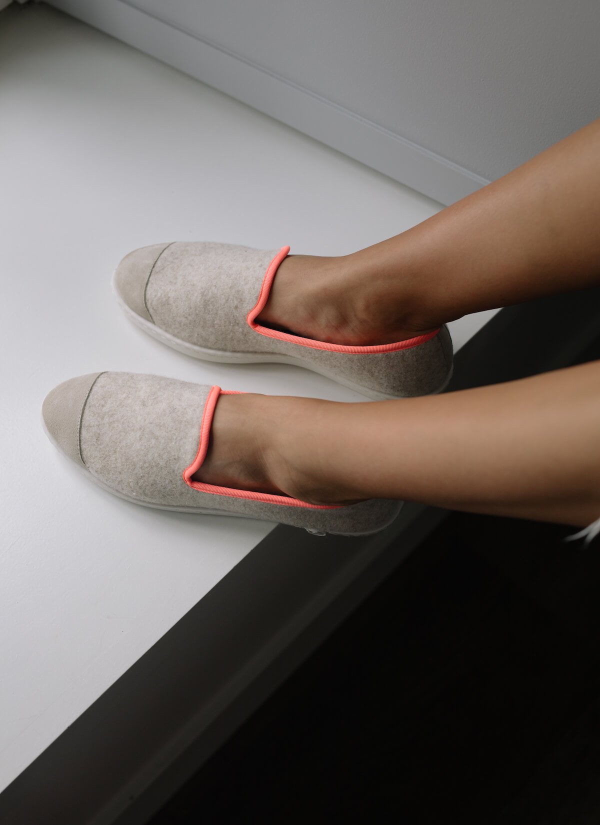 chausson femme en laine recyclée Beige Fluo Rose vue portée de dessus