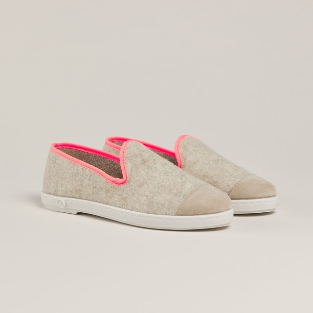 chausson femme en laine recyclée couleur beige fluo rose packshot en vue devant