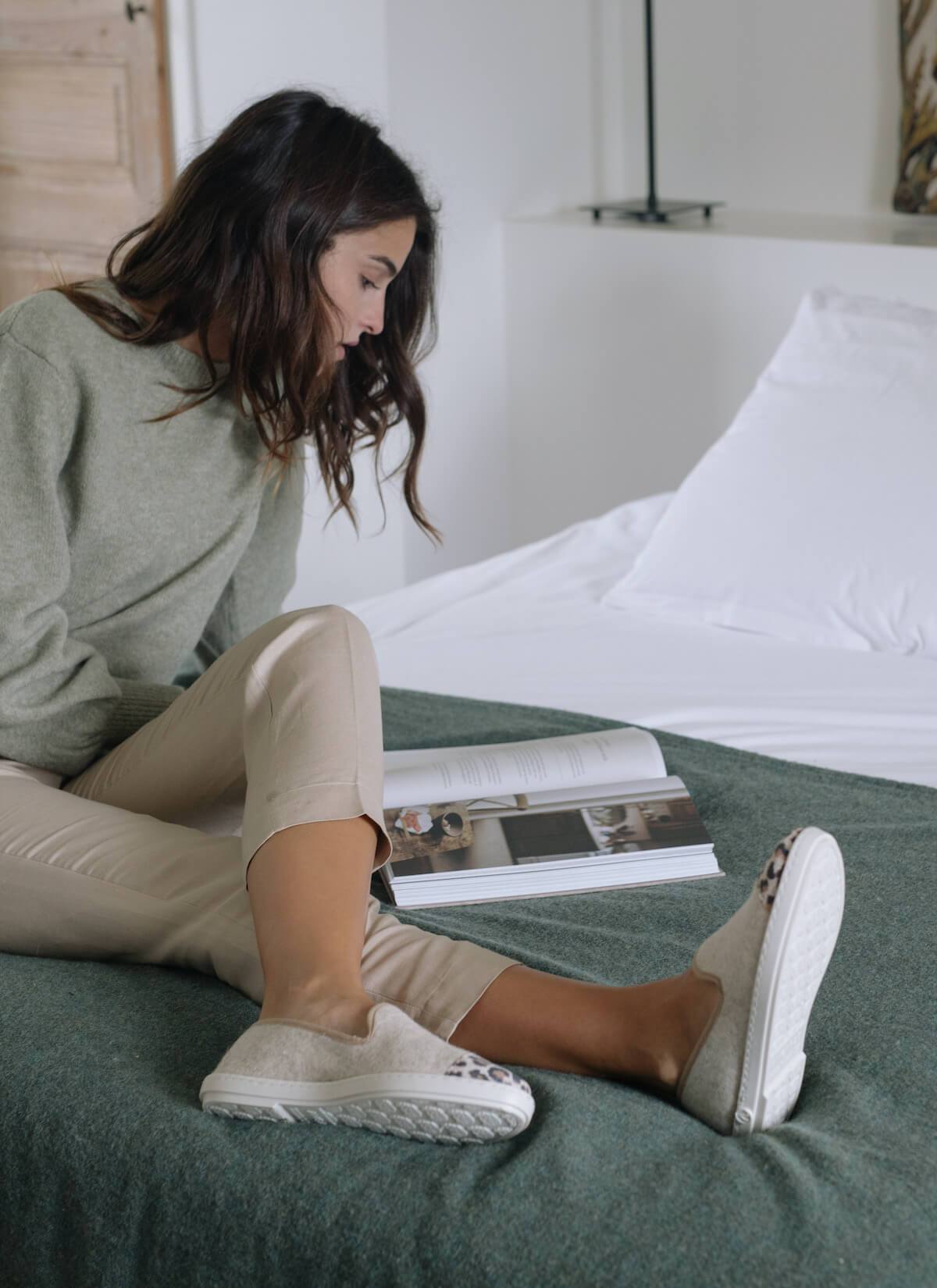 chausson femme en laine recyclée Beige Leopard vue portée semelle dessous