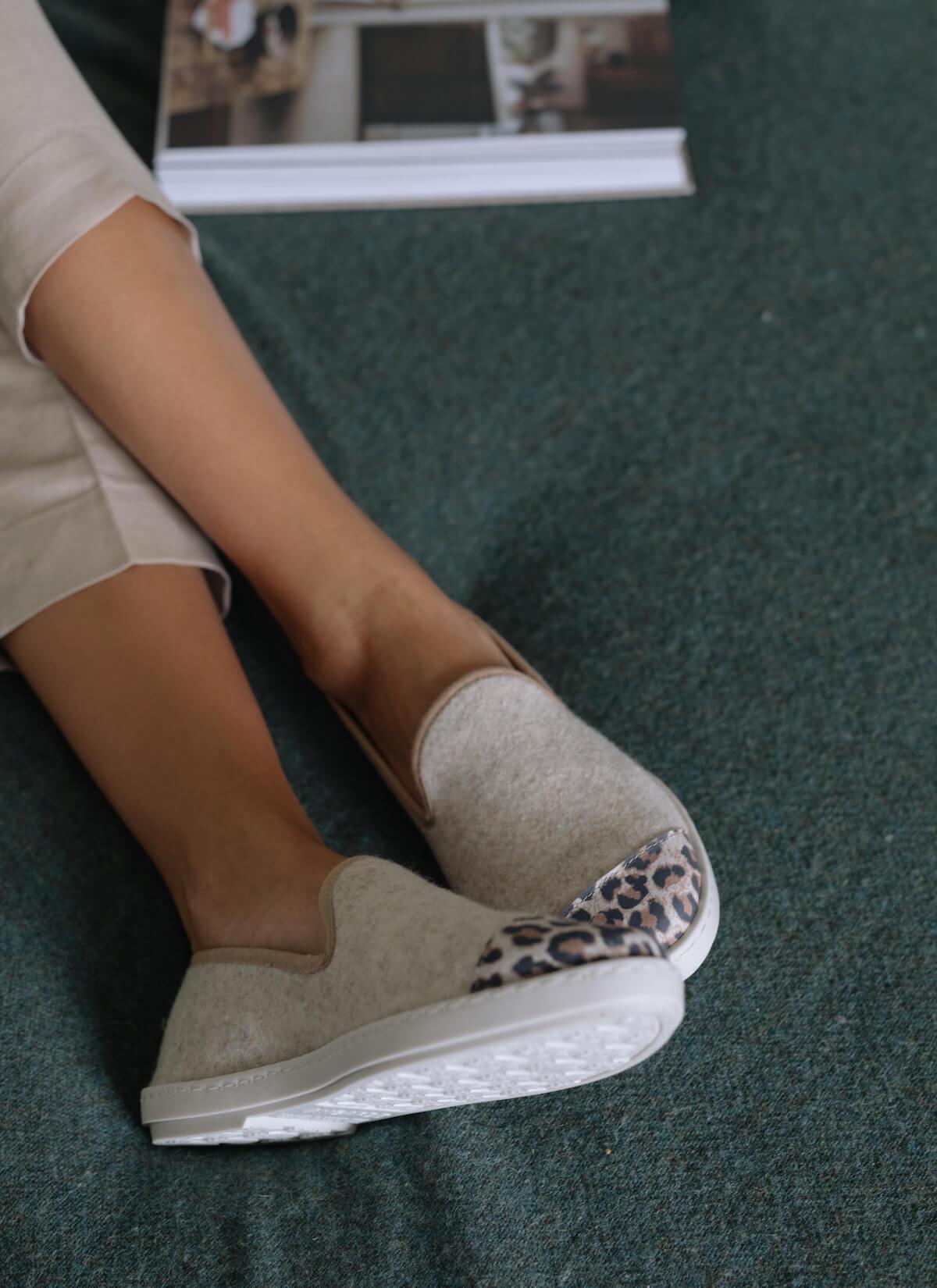 chausson femme en laine recyclée Beige Leopard vue portée jambes croisées
