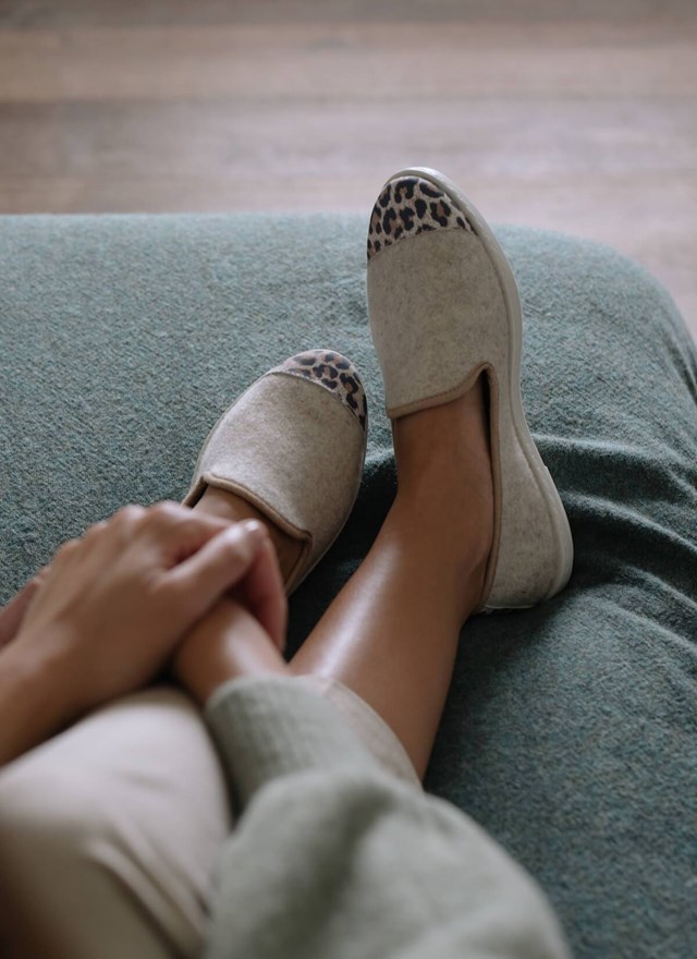 chausson femme en laine recyclée Beige Leopard vue portée de devant