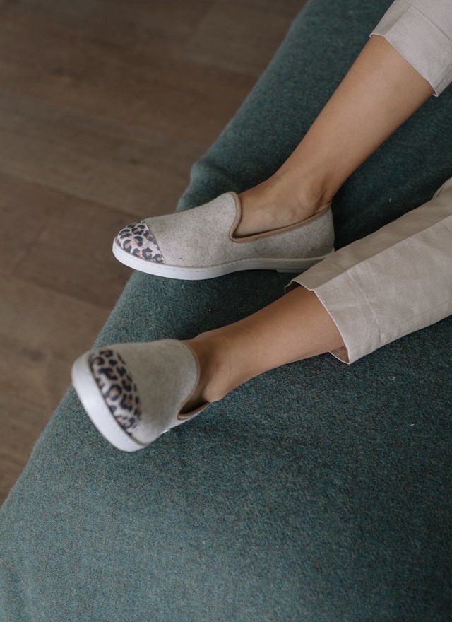 chausson femme en laine recyclée Beige Leopard vue portée de dessus