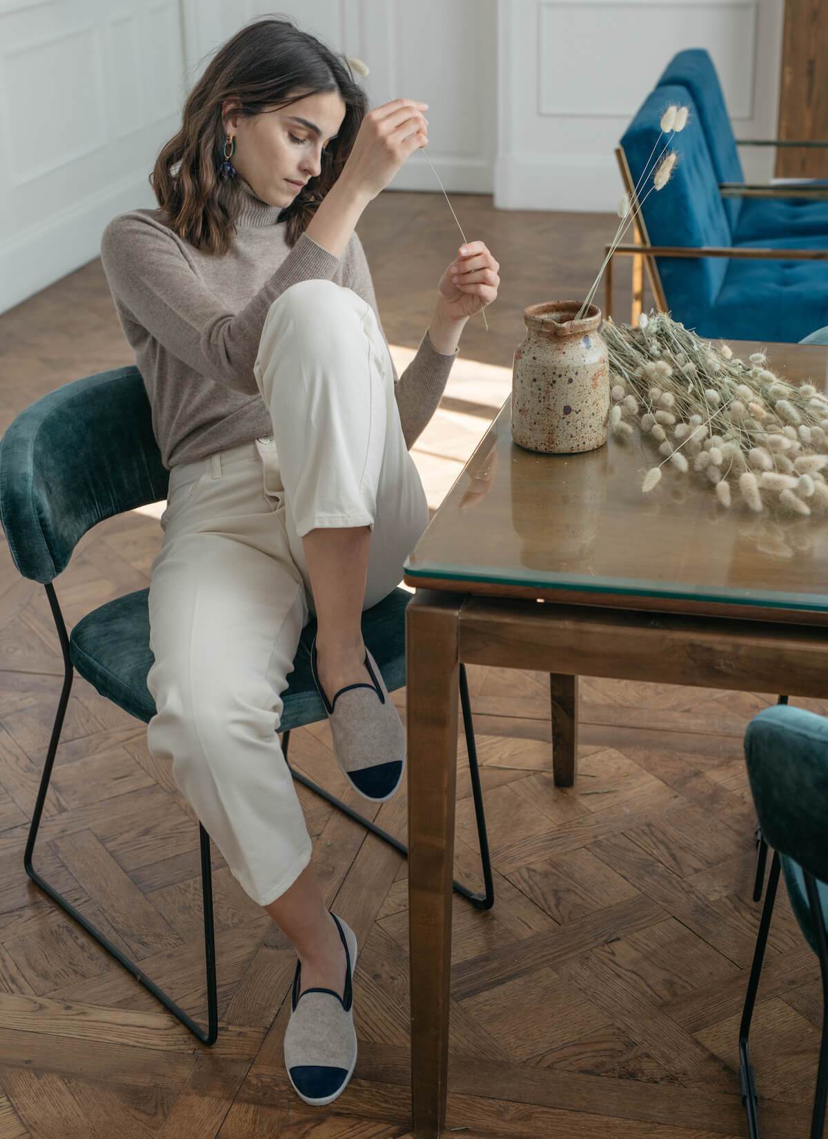 chausson femme en laine recyclée Beige Marine vue portée de devant