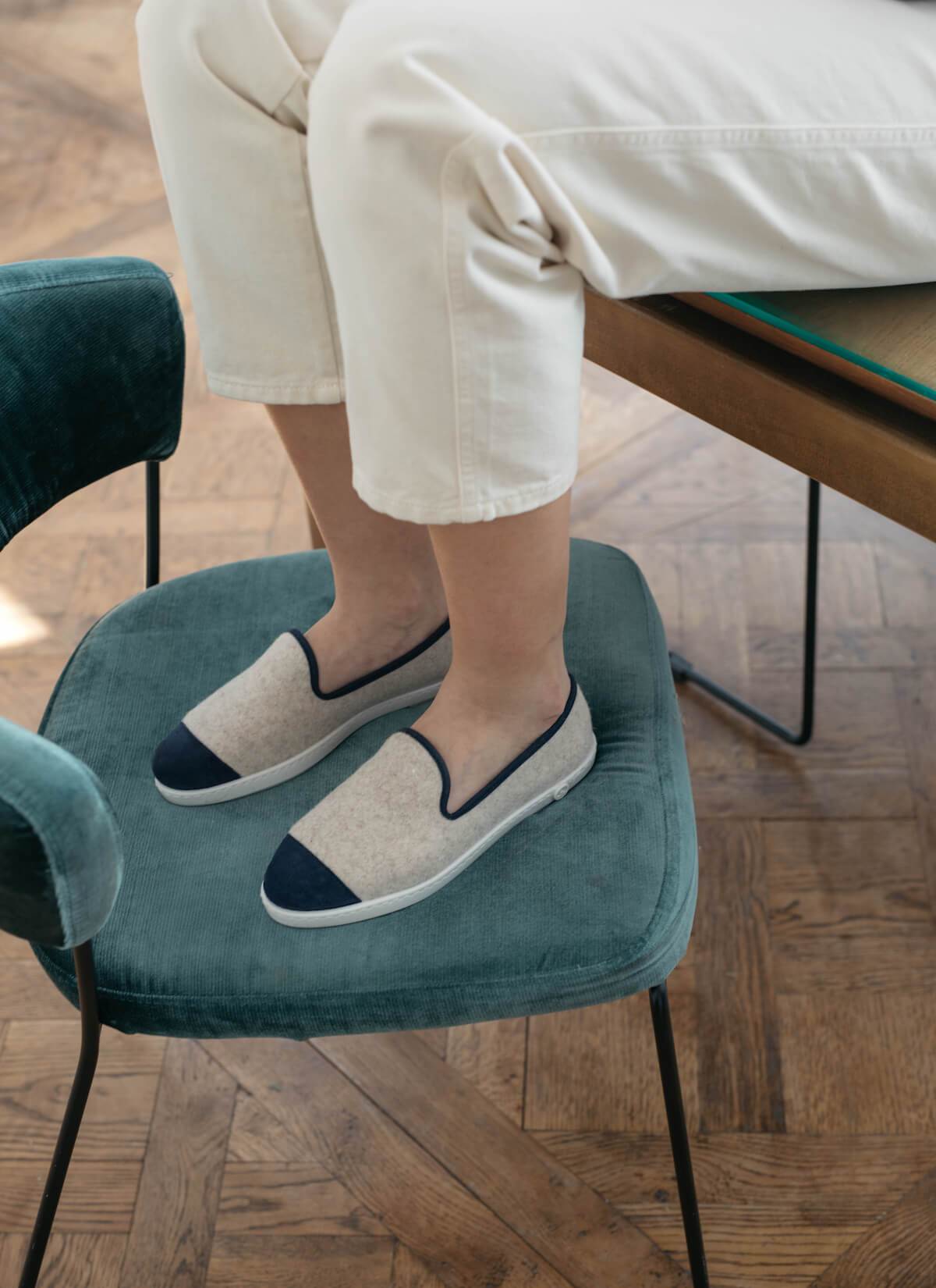 chausson femme en laine recyclée Beige Marine vue portée de profil